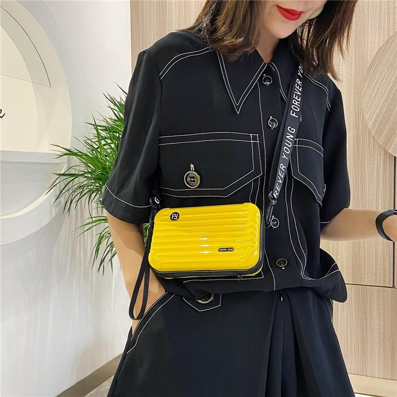 迷你個性行李箱包包 多色可選，時尚有個性，超大容量設計 肩帶可隨意調節 美觀又實用 來一場說走就走的旅行