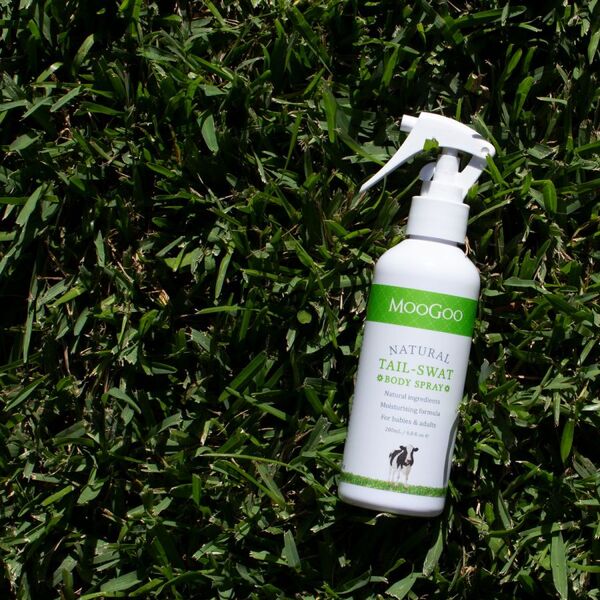  MooGoo 媽咪團購熱銷必推 ! 每到蚊蟲季就會搶購到預購的戶外好物 ! 】 使用可食性成分製作而成，不含DEET、香精、防腐劑，讓您安心噴灑甩掉煩人蚊蟲，可直接使用於肌膚上 (小寶寶也可以) 安心天然 !